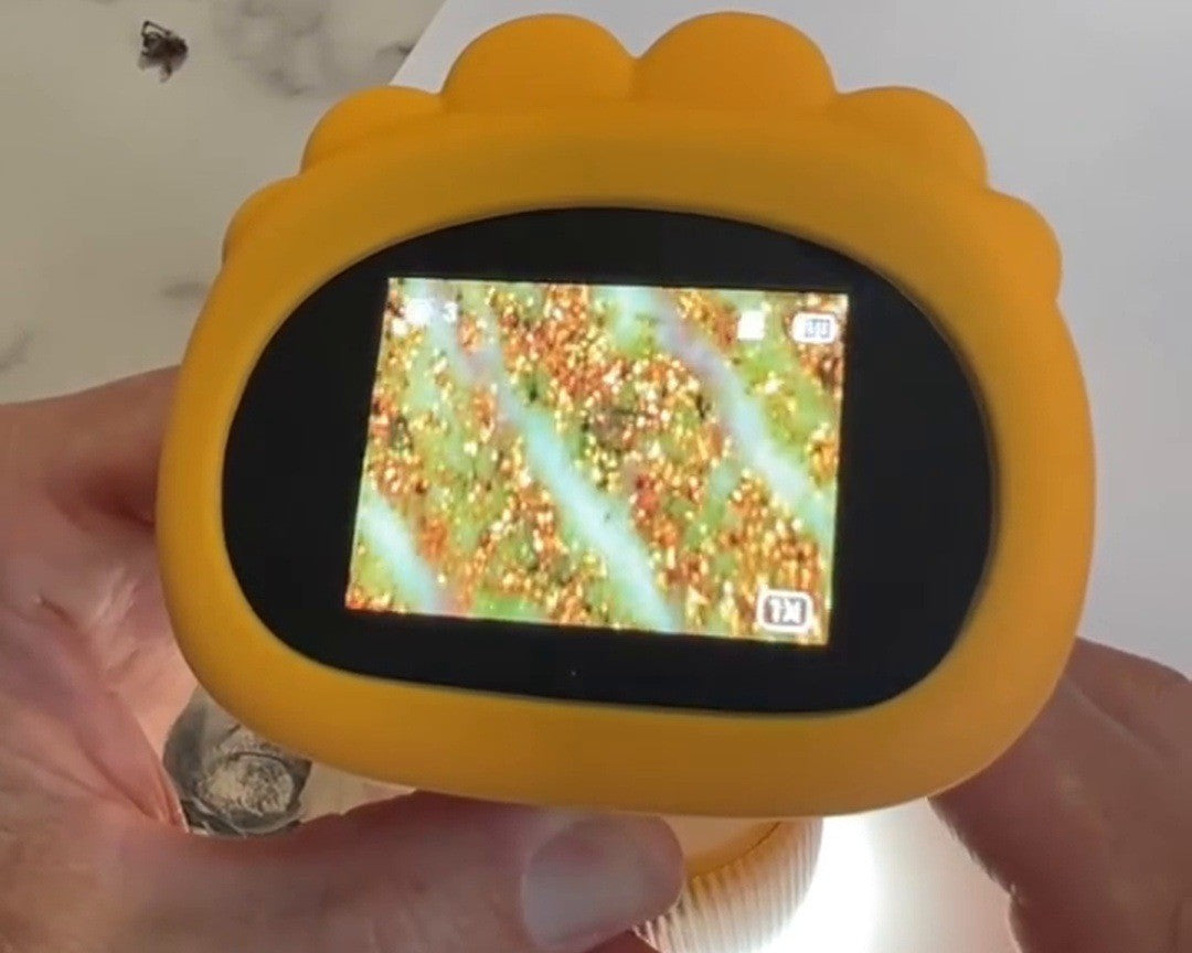 Built-In Close-Up Screen